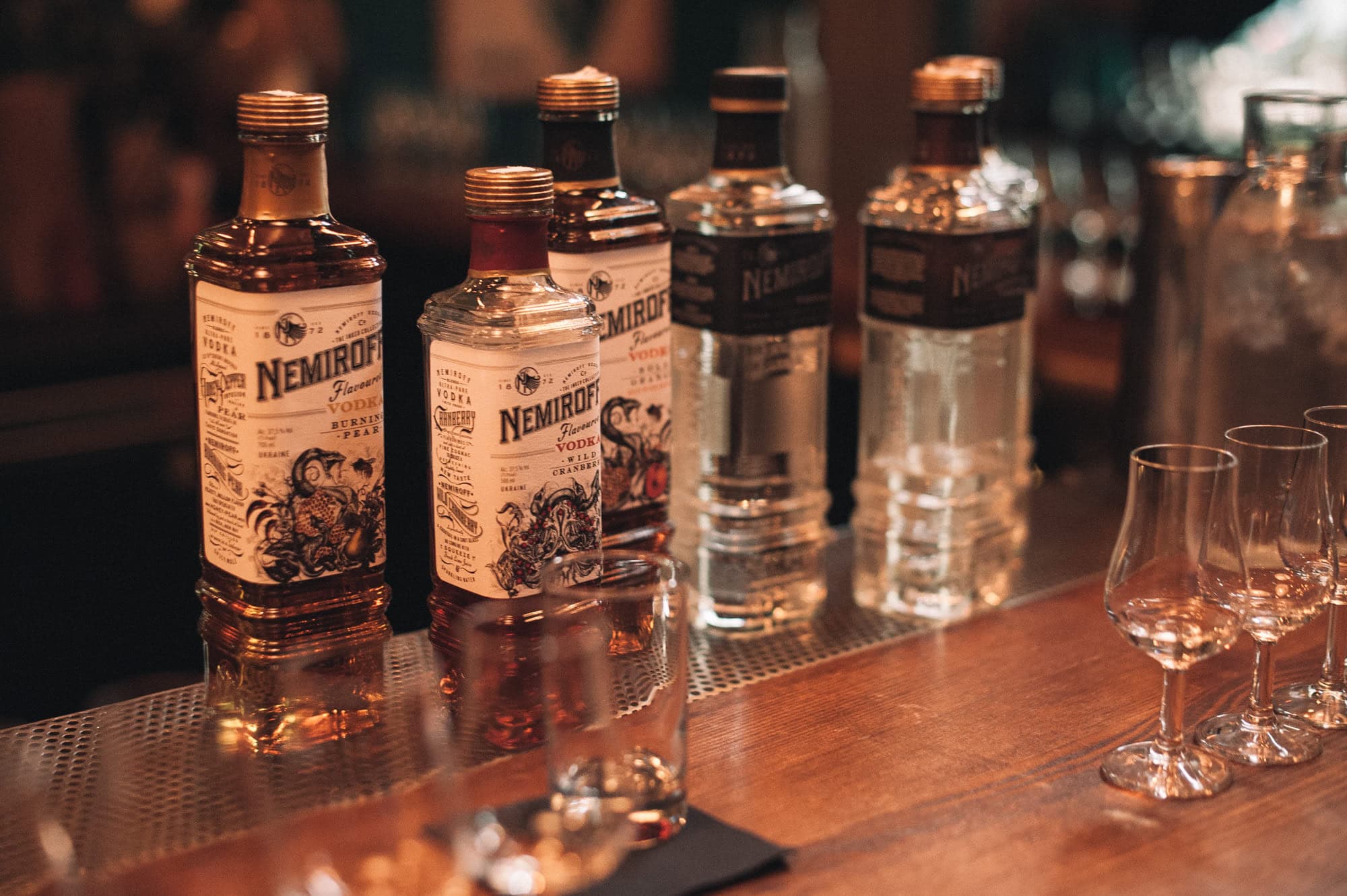 How to properly pour vodka: techniques and tips Традиційне розливання горілки у чарки на святковому столі